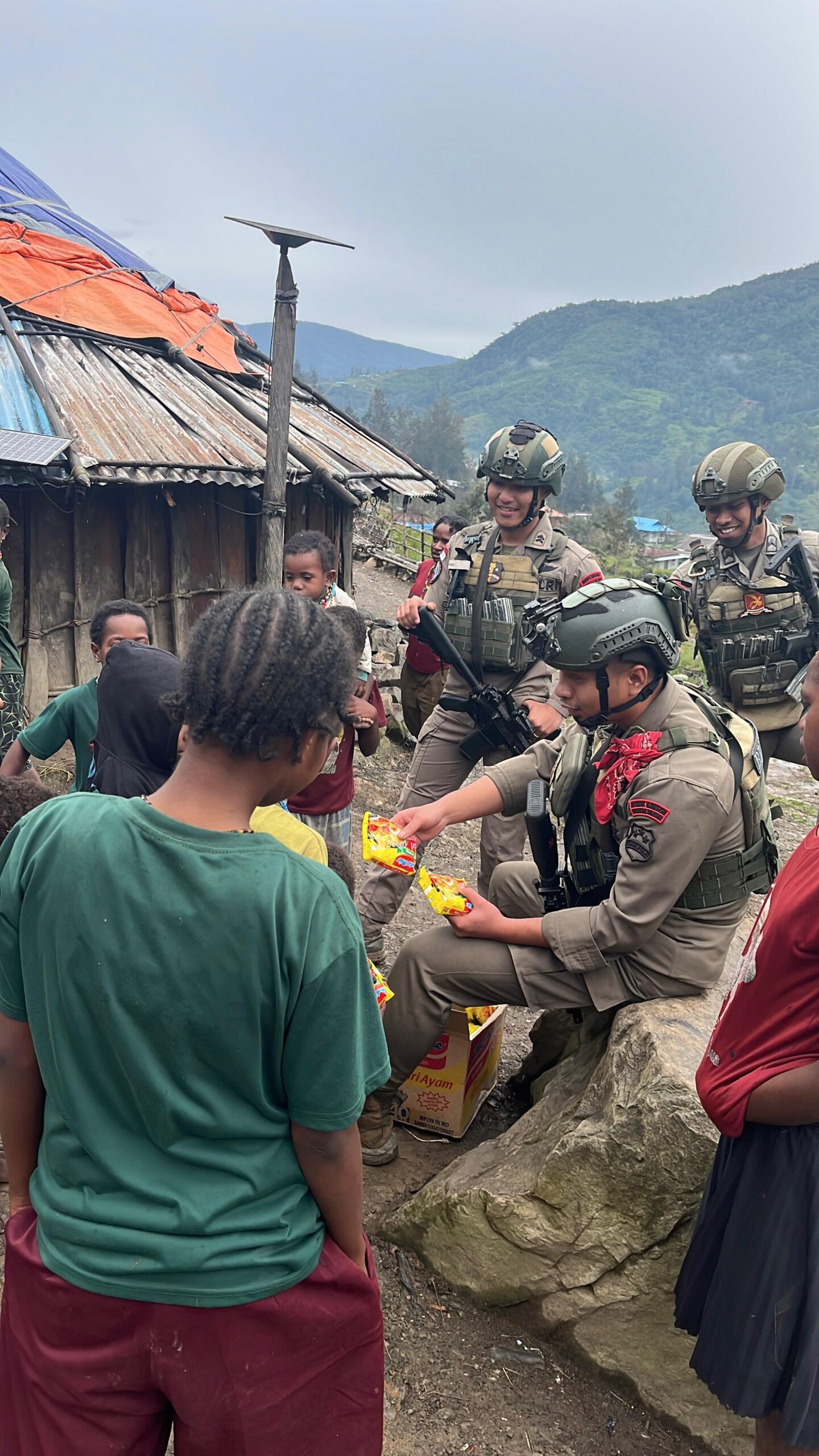 Personel Ops Damai Cartenz Sektor Sinak Beri Mi Instan dan Makanan Ringan Saat Warga Membersihkan Gereja Gingga Baru