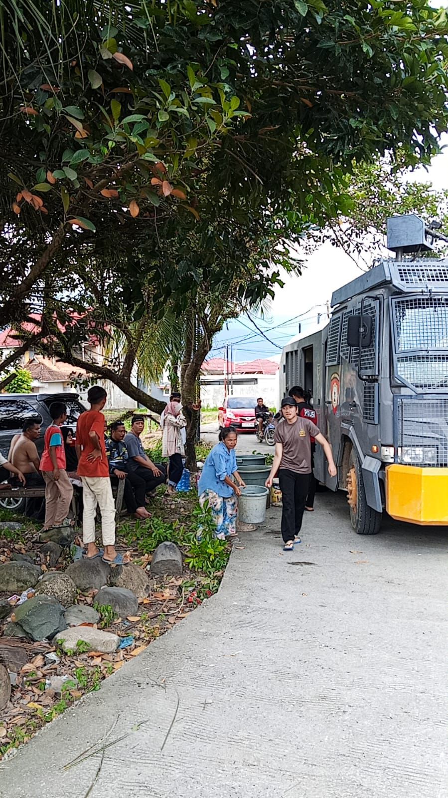 Polri dan BPBD Kota Padang Salurkan Air Bersih ke Lokasi Terdampak, Pastikan Kebutuhan Warga Terpenuhi