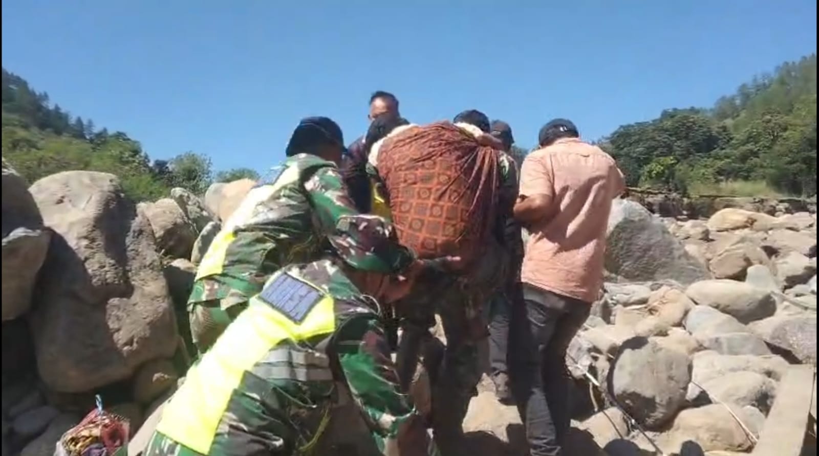 Prajurit Kodam IM Evakuasi Lansia di Bener Meriah