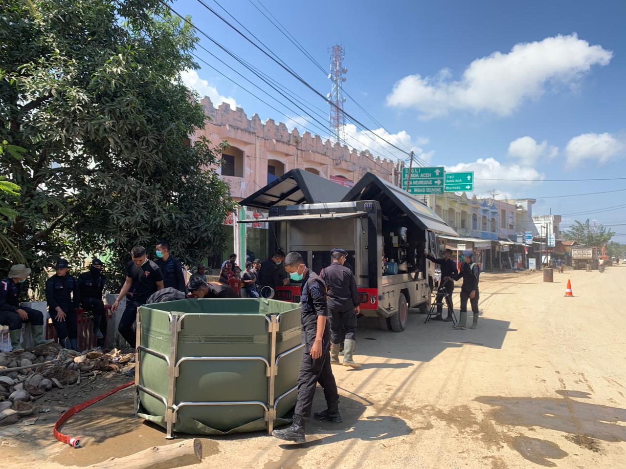 Brimob Polri Kerahkan 13 Randurlap dan 8 Water Treatment, Perkuat Pelayanan Pascabencana di Aceh, Sumut, dan Sumbar