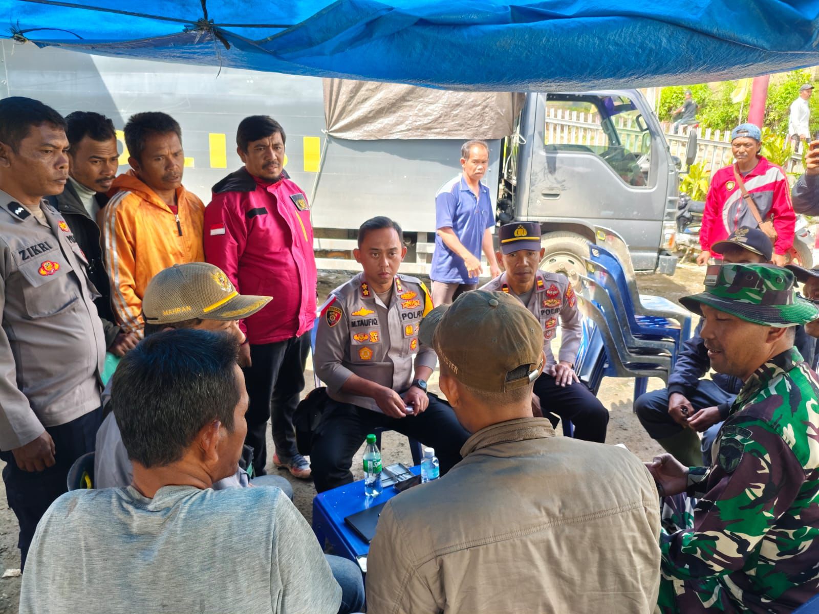 Kapolres Aceh Tengah Kawal dan Serahkan Langsung Bantuan dari Pemda dan Kapolri ke Wilayah Terisolir di Kecamatan Linge