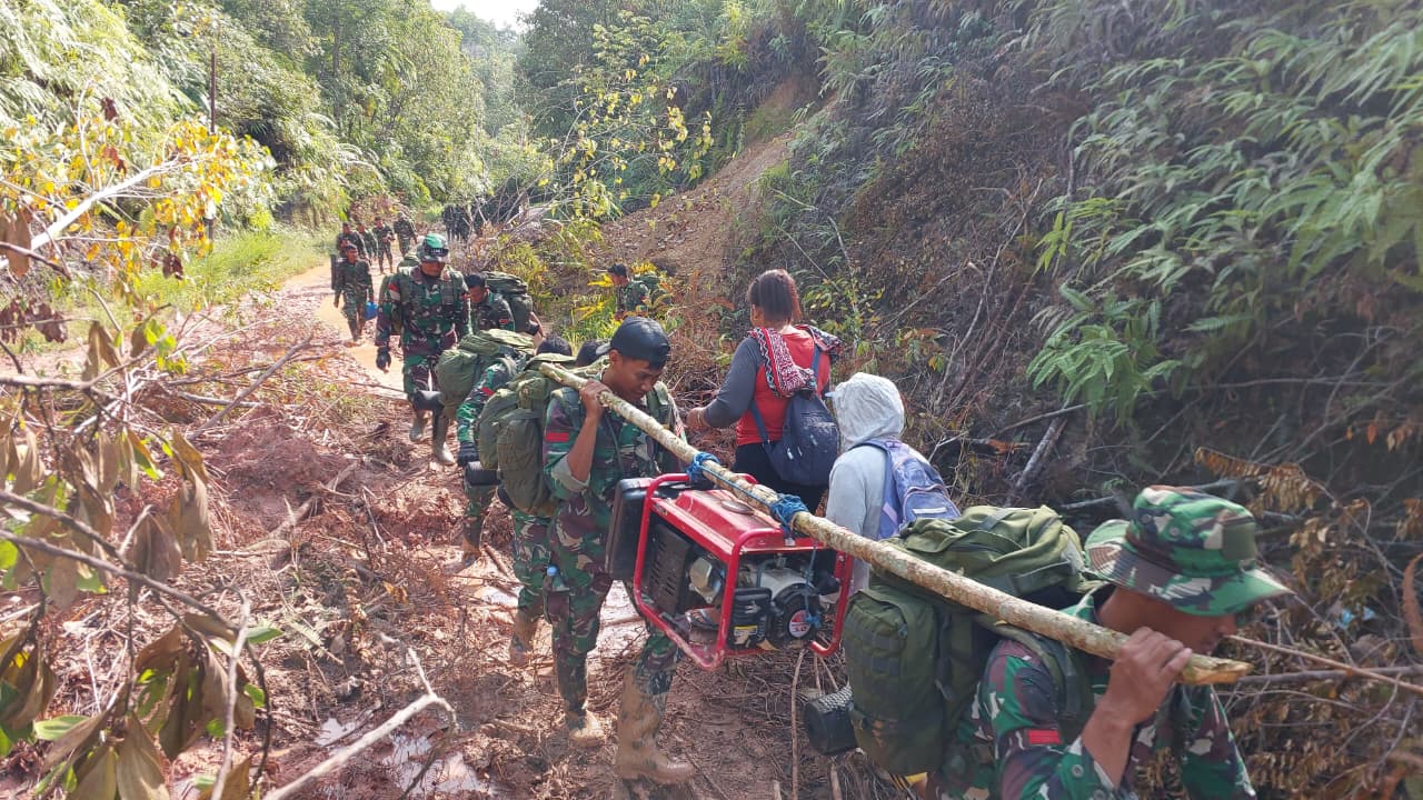 Yonif 122/TS dan Yonif 125/Simbisa Patroli Pendorongan Logistik di Tapteng