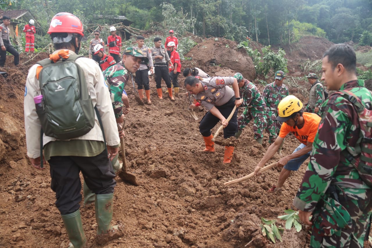 Tim Gabungan Mulai Evakuasi Korban Longsor di Desa Wargaluyu, Bandung