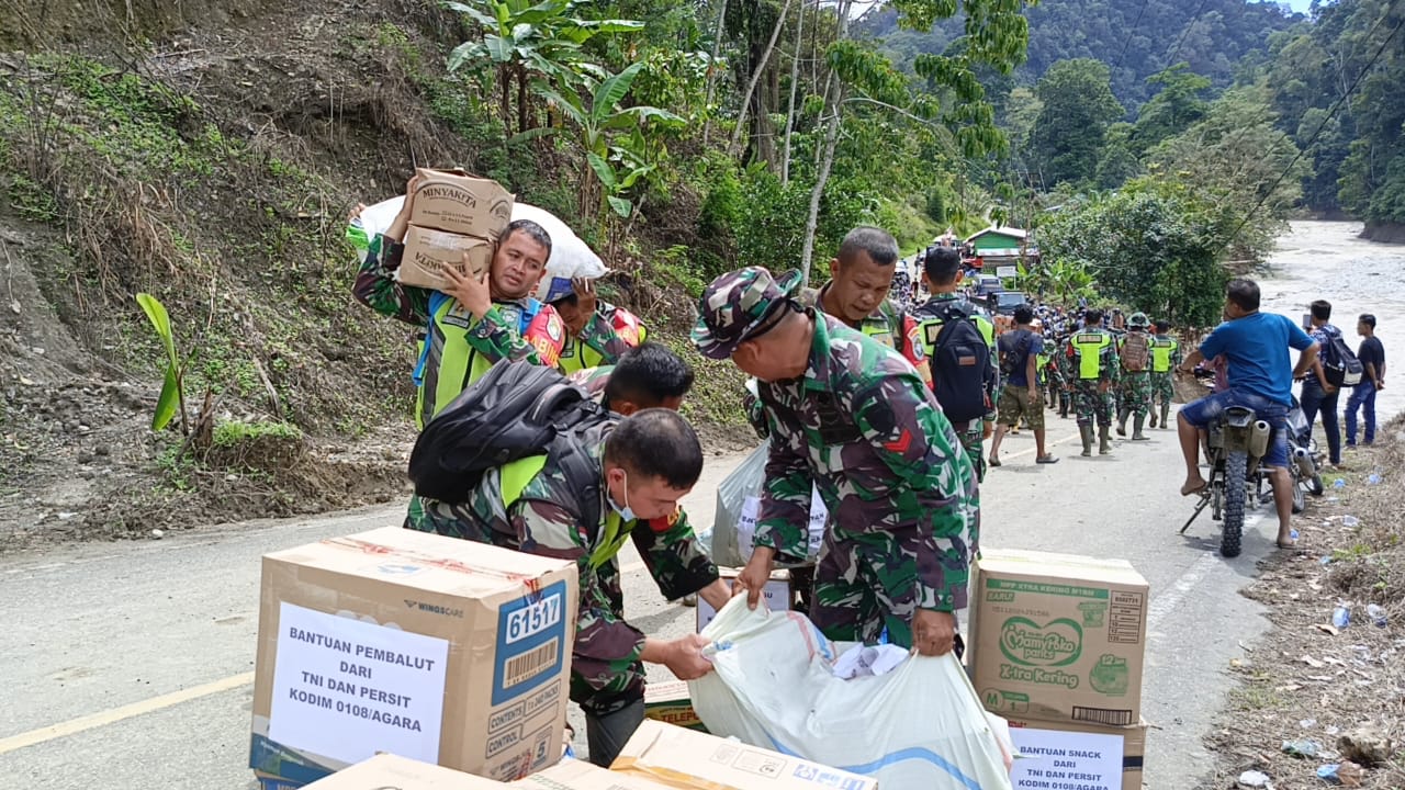 Babinsa Tempuh Medan Berat Antar Bantuan ke Desa Terisolir di Ketambe Aceh Tenggara