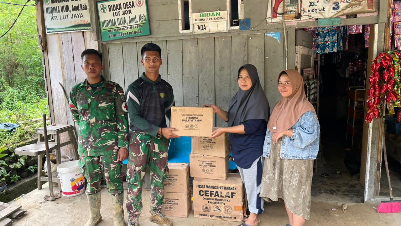Jalan Kaki, Prajurit Yonif TP 854/DK Kodam IM Salurkan Obat ke Wilayah Terisolir di Aceh Tengah