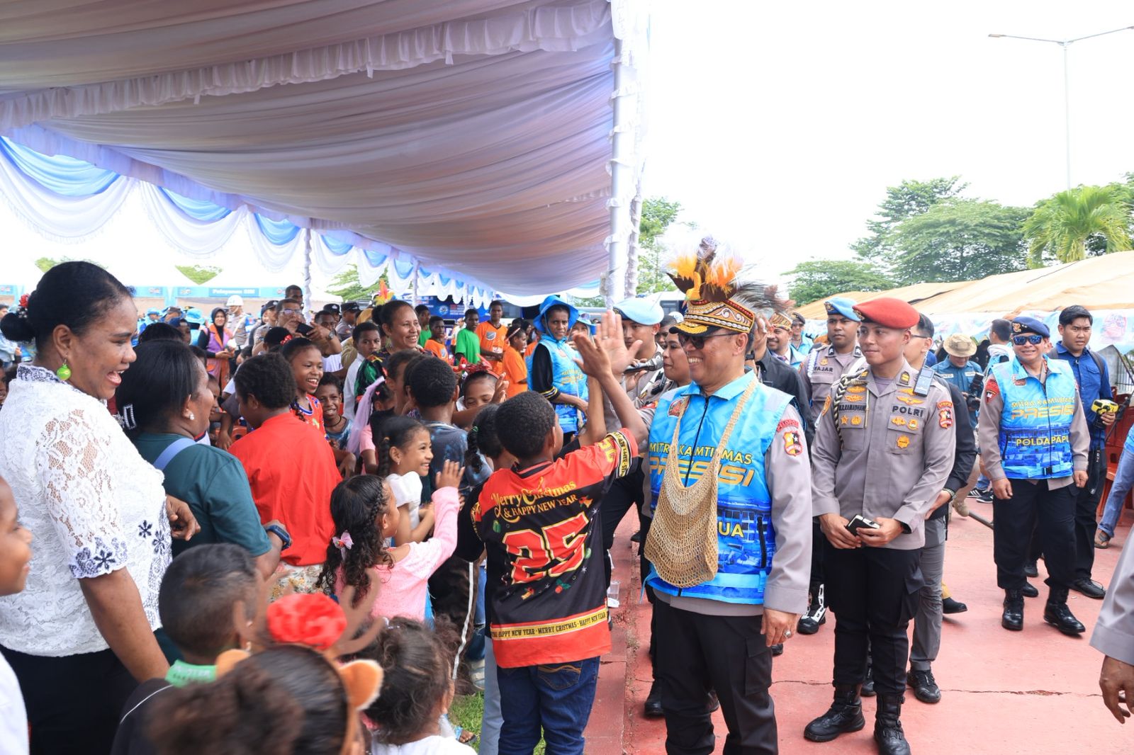 Wakapolri Tinjau UMKM, Bakes, dan Pembagian Perlengkapan Sekolah Usai Apel Mitra Kamtibmas di Papua