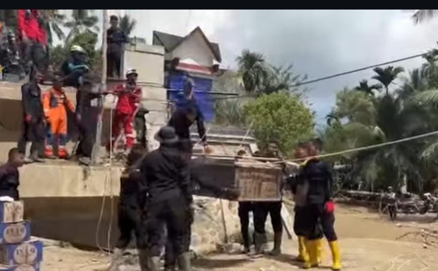 Brimob Polda Aceh Rangkul Warga Kubu, Bangun Jembatan Sling