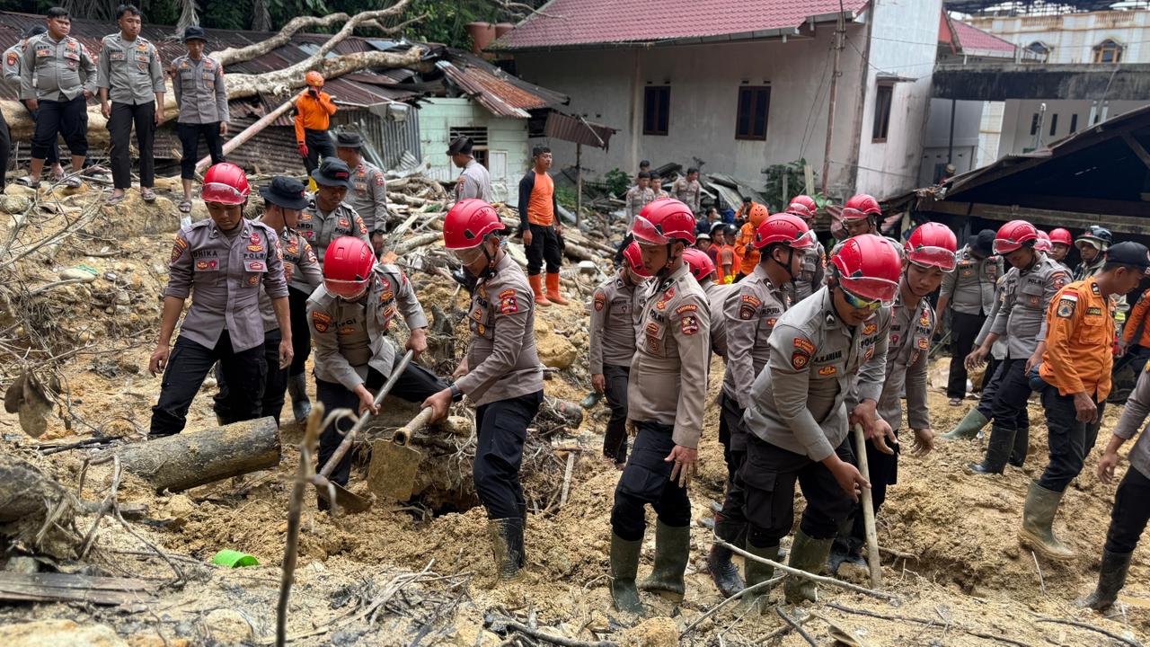 Den Perintis Korsabhara Baharkam Polri, Kerahkan 100 Personel Pengamanan dan Evakuasi Longsor di Sibolga