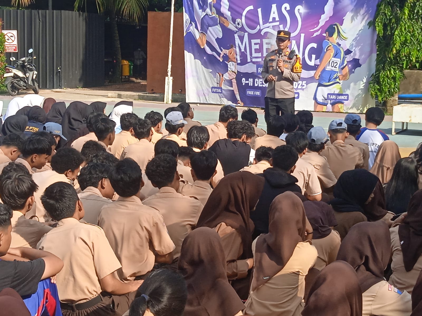 Polsek Cisauk Melakukan Giat Ke SMK Iptek ” Police Goes To Shchool “