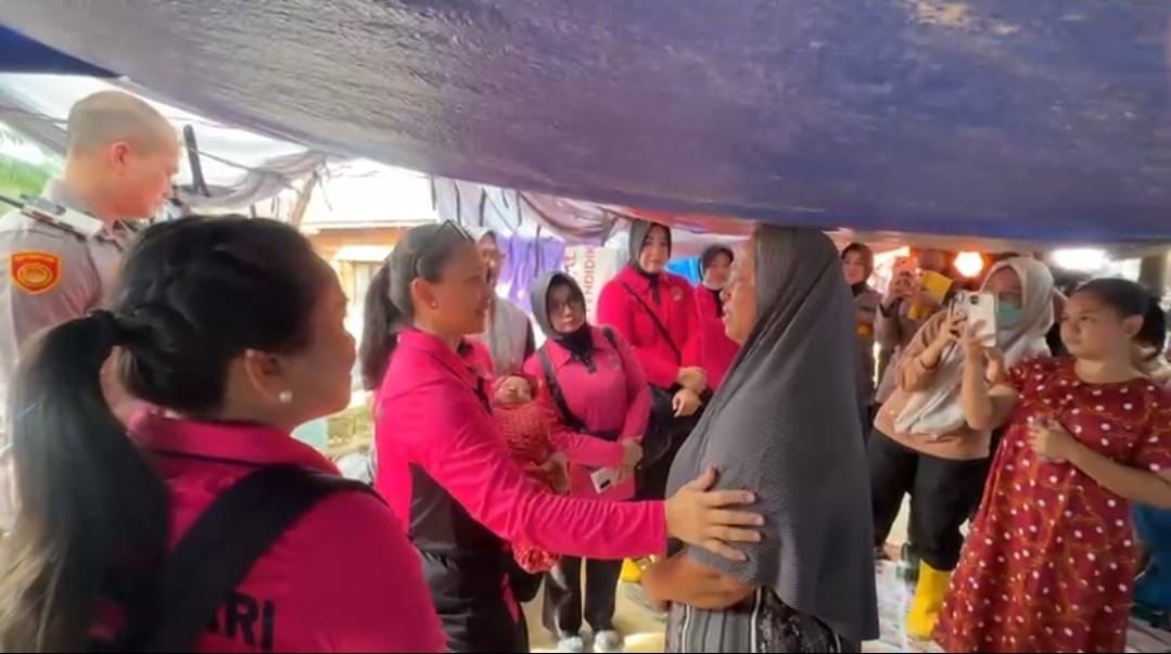 Ketum Bhayangkari Beri Bantuan di Pengungsian Aceh Tamiang, Hibur dan Kuatkan Korban