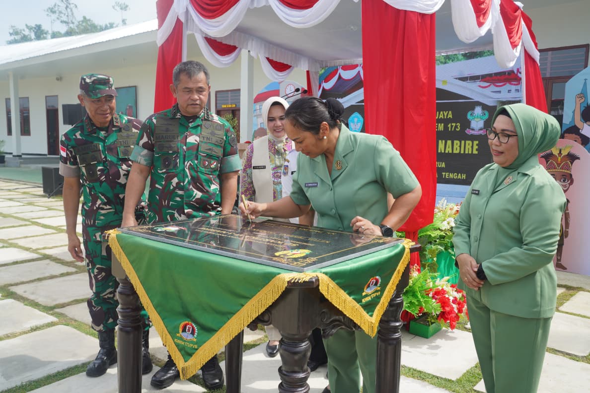 Mengalirkan Harapan, Kasad Resmikan 37 Sumber Air Bersih dan Hasil Renovasi RTLH di Papua Tengah