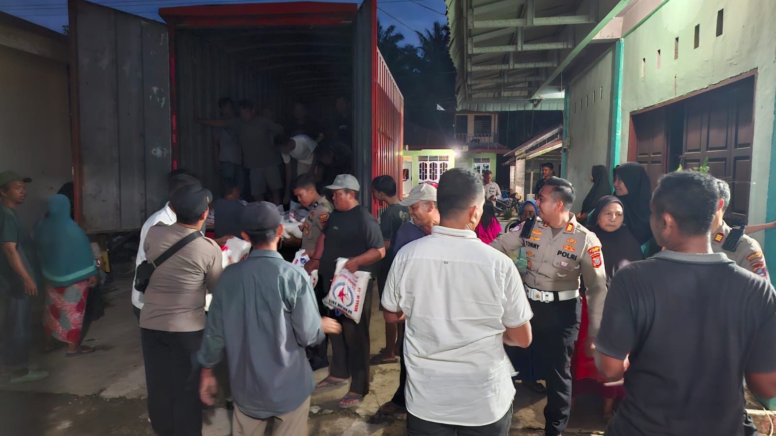 Polres Langkat Salurkan Bantuan Sosial Pascabencana Banjir di Desa Paya Bengkuang