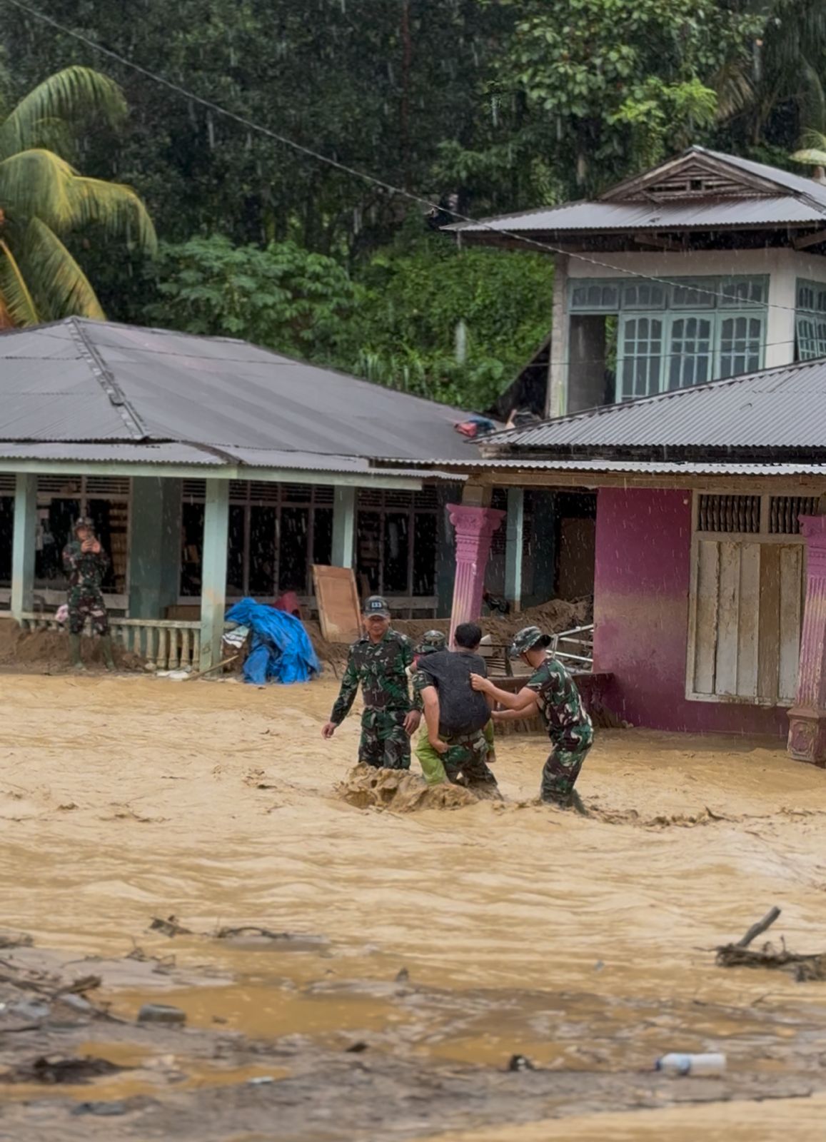 Serma Helmizon Babinsa Kapalo Koto BKO Yonif 133/YS Evakuasi Ibu dan Anak yang Terjebak Banjir di Pauh, Padang