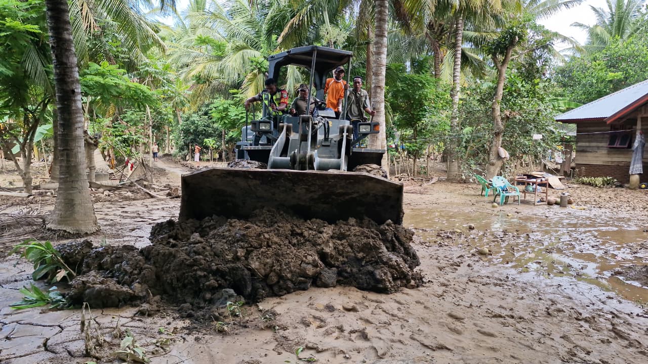 Kodam Iskandar Muda Kerahkan Alat Berat Bersihkan Material Banjir di Bireuen