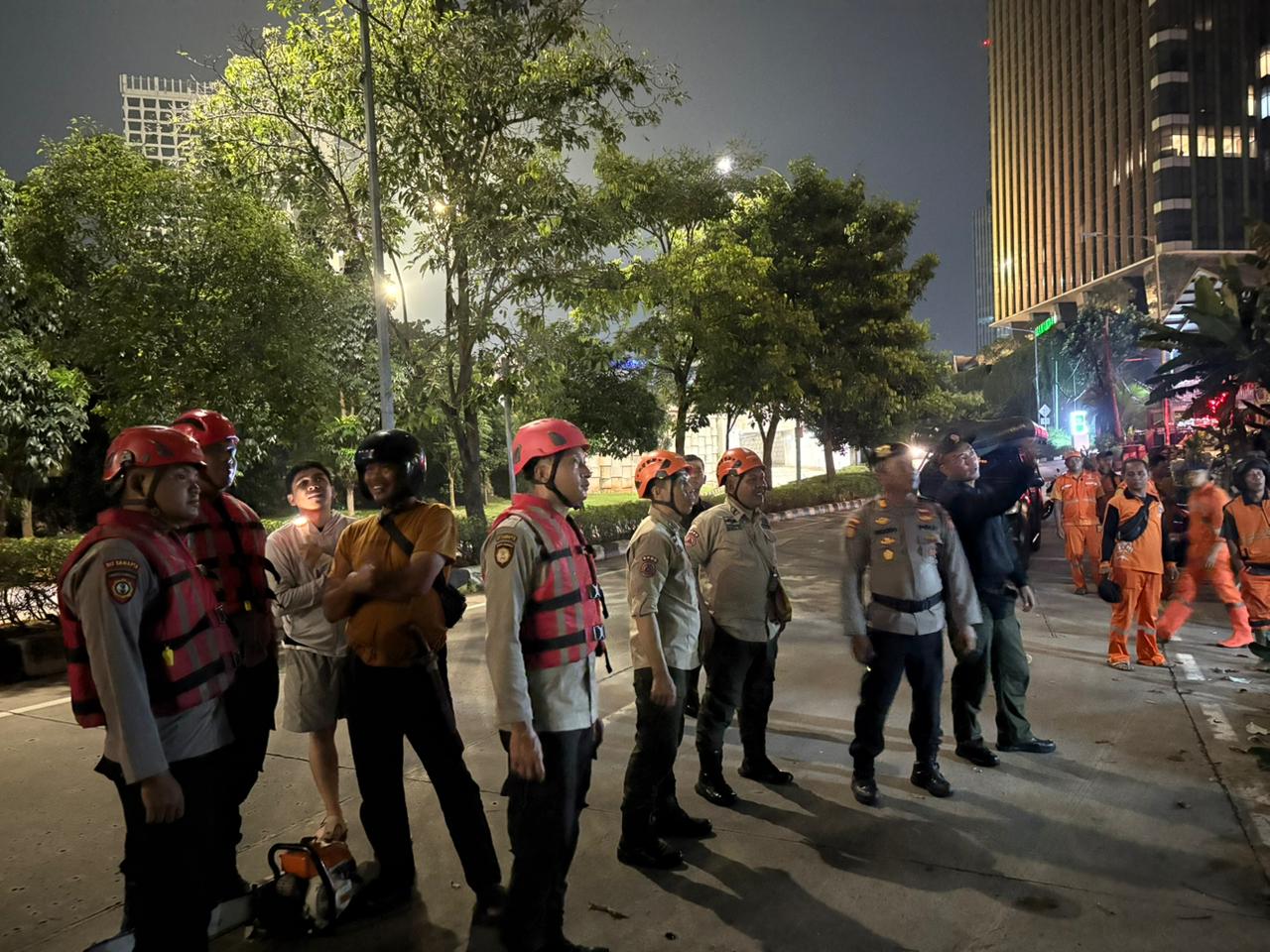 PATROLI JAGA JAKARTA SIE PAMMAT DIT SAMAPTA PMJ EVAKUASI POHON TUMBANG DI JALAN PANGERAN ANTASARI, JAKARTA SELATAN