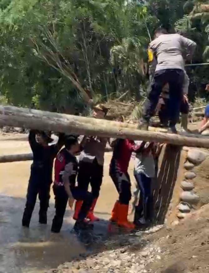 PEMBANGUNAN JEMBATAN DARURAT DI SALAREH AIA, POLRES AGAM PERCEPAT PEMULIHAN AKSES WARGA