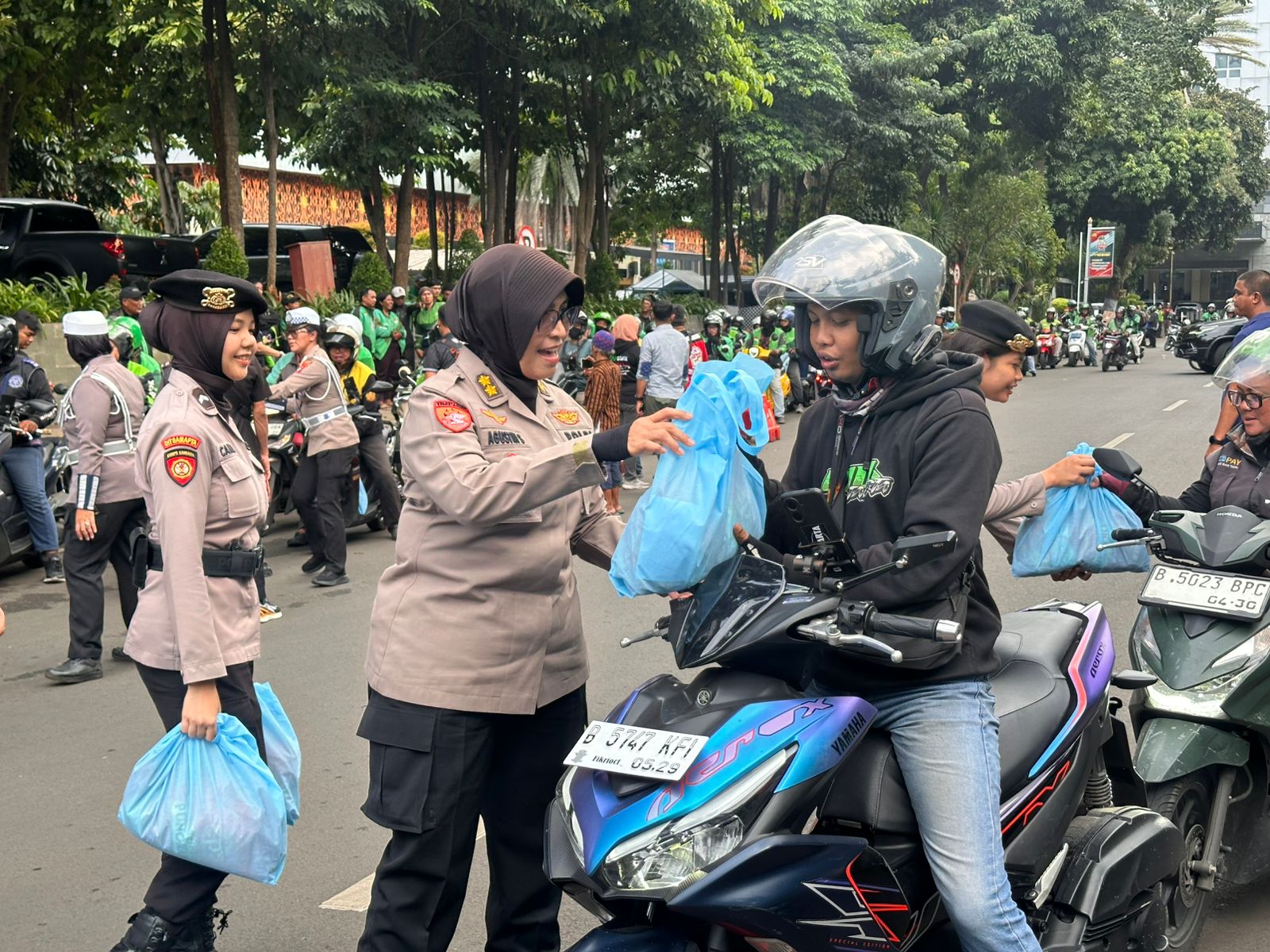 Polda Metro Jaya Rangkul Ojol dan PHL Lewat Jum’at Peduli: Kita Jaga Jakarta Bersama