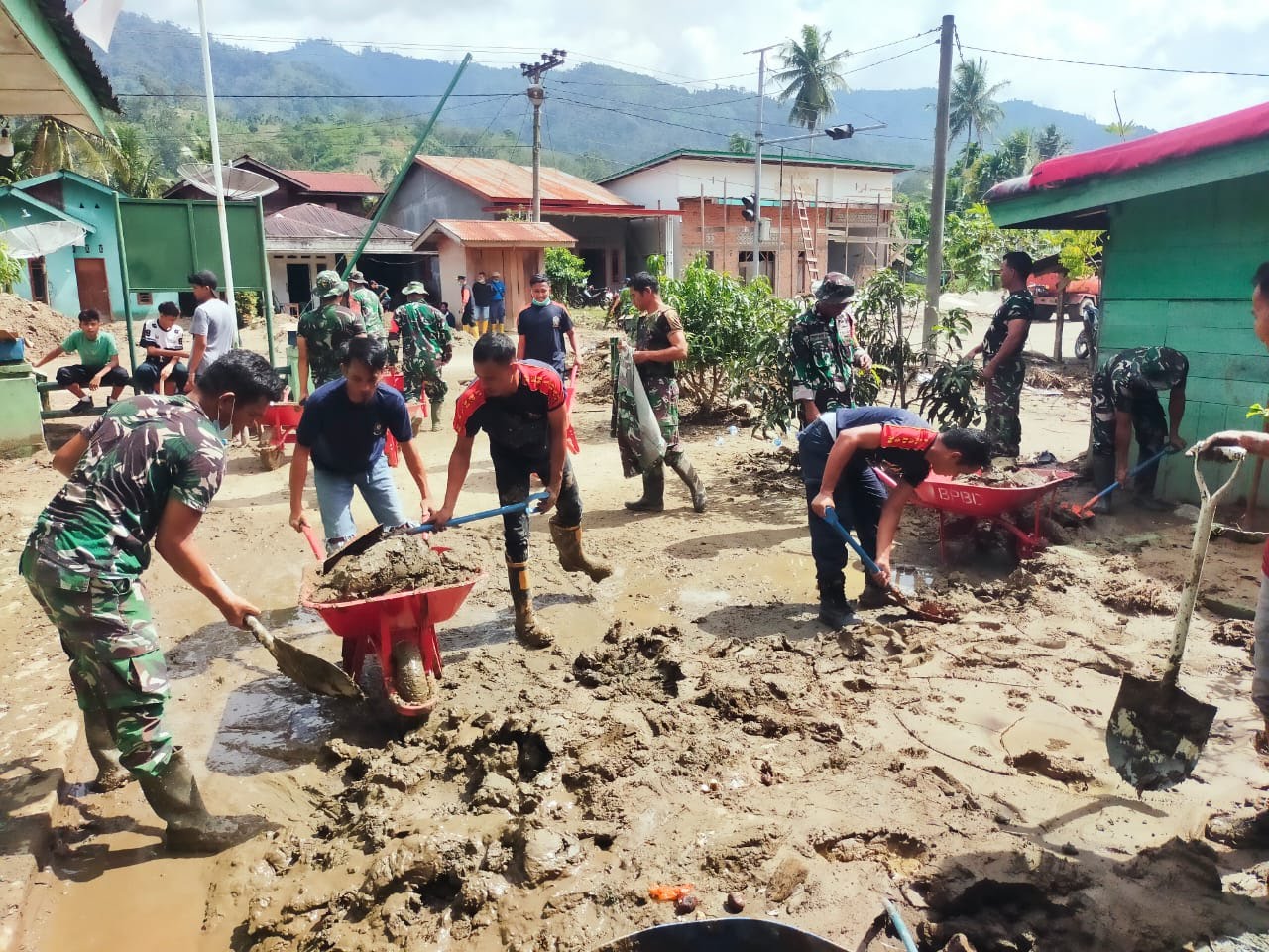 Menghapus Jejak Banjir, Babinsa Kodim Agara Pulihkan Sekolah, Permukiman, dan Air Bersih Warga