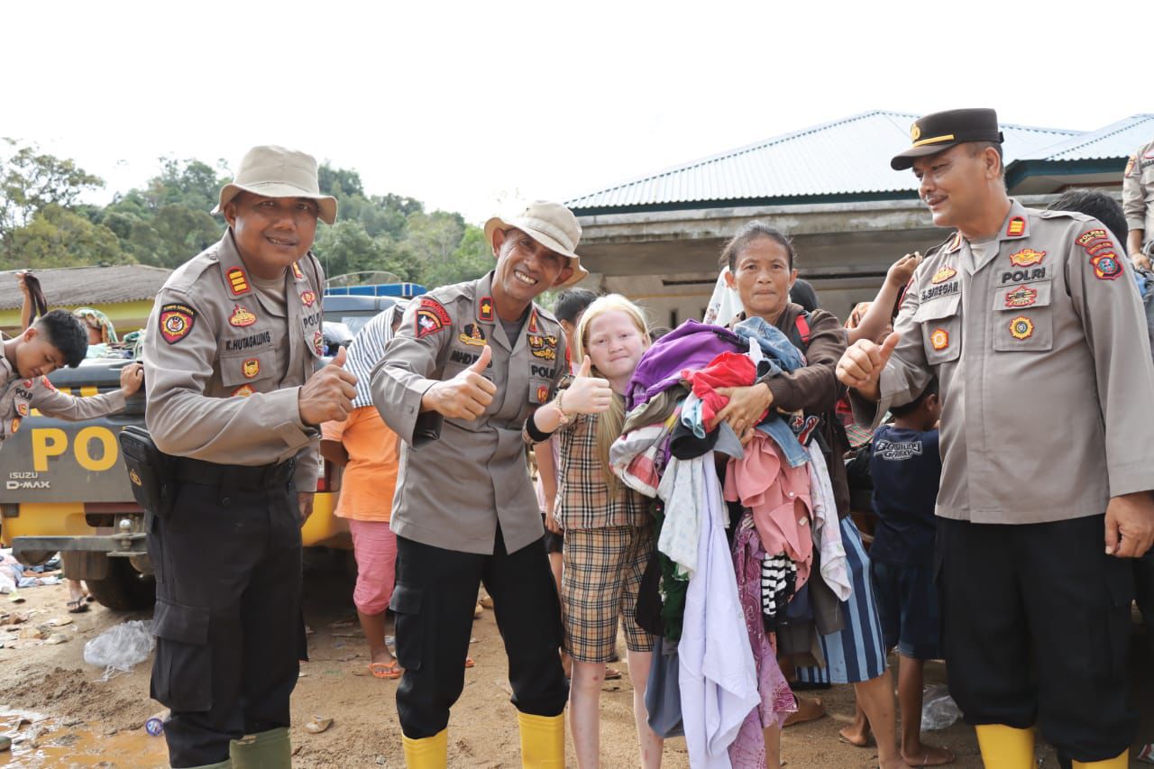 ” Selimut Sehangat Kasih Ibu “Polres Tapteng Bagikan Bantuan Pakaian untuk Korban Banjir