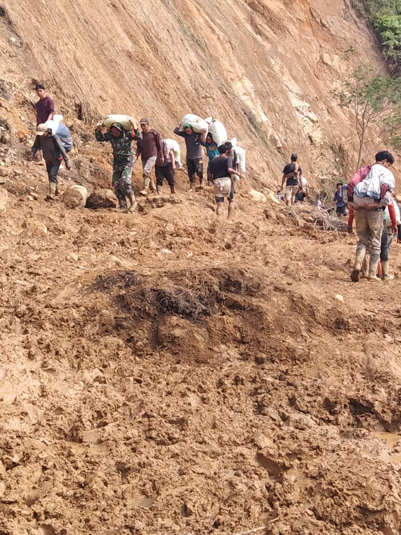 Akses Bireuen–Takengon Terputus, Prajurit TNI Dampingi Warga Lalui Jalur Darurat