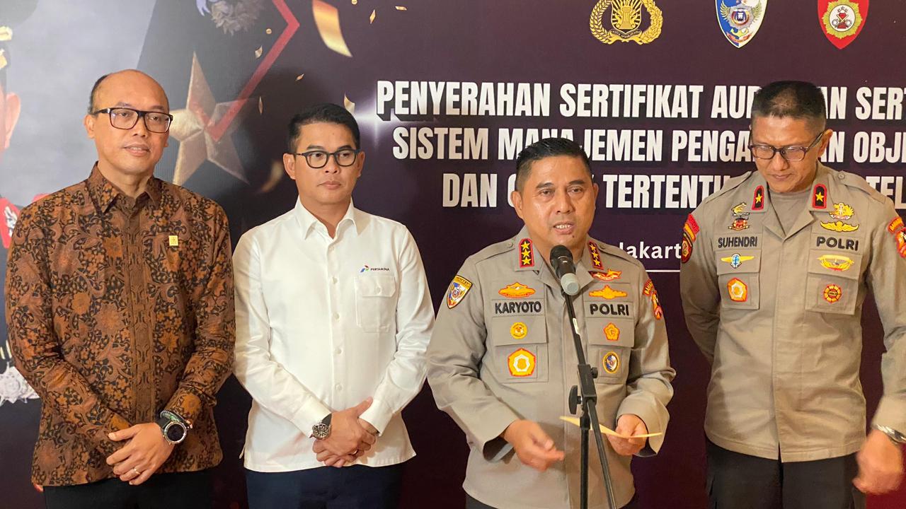 Polri Serahkan Sertifikat Audit Sistem Pengamanan Objek Vital Nasional Tahun 2025   