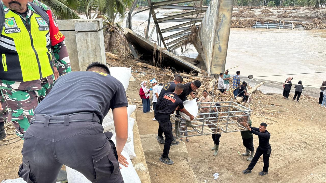 Gunakan Jembatan Sling Baja, Brimob Polda Aceh Bantu Salurkan Bantuan Logistik Untuk Masyarakat