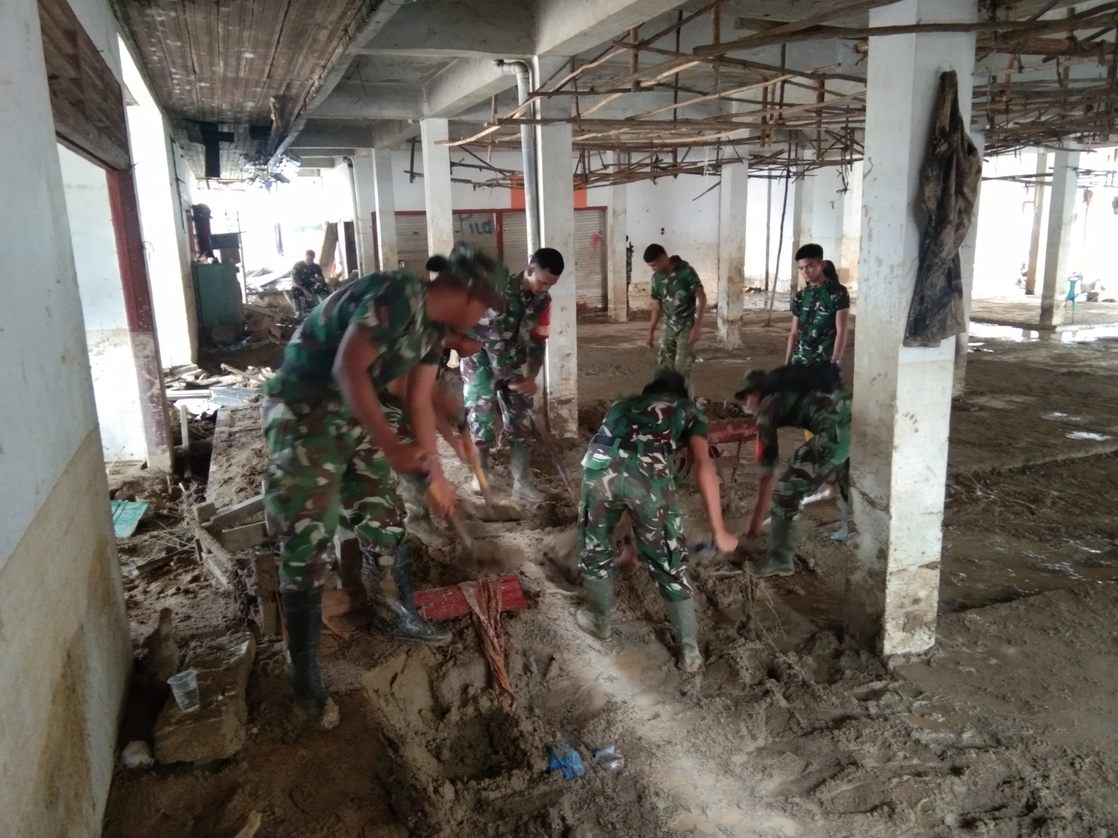 Pulihkan Lingkungan Pascabanjir, Satgas Gulbencal Yonif TP 905 Manduamas dan Koramil Batangtoru Bersihkan Pasar dan Permukiman Warga