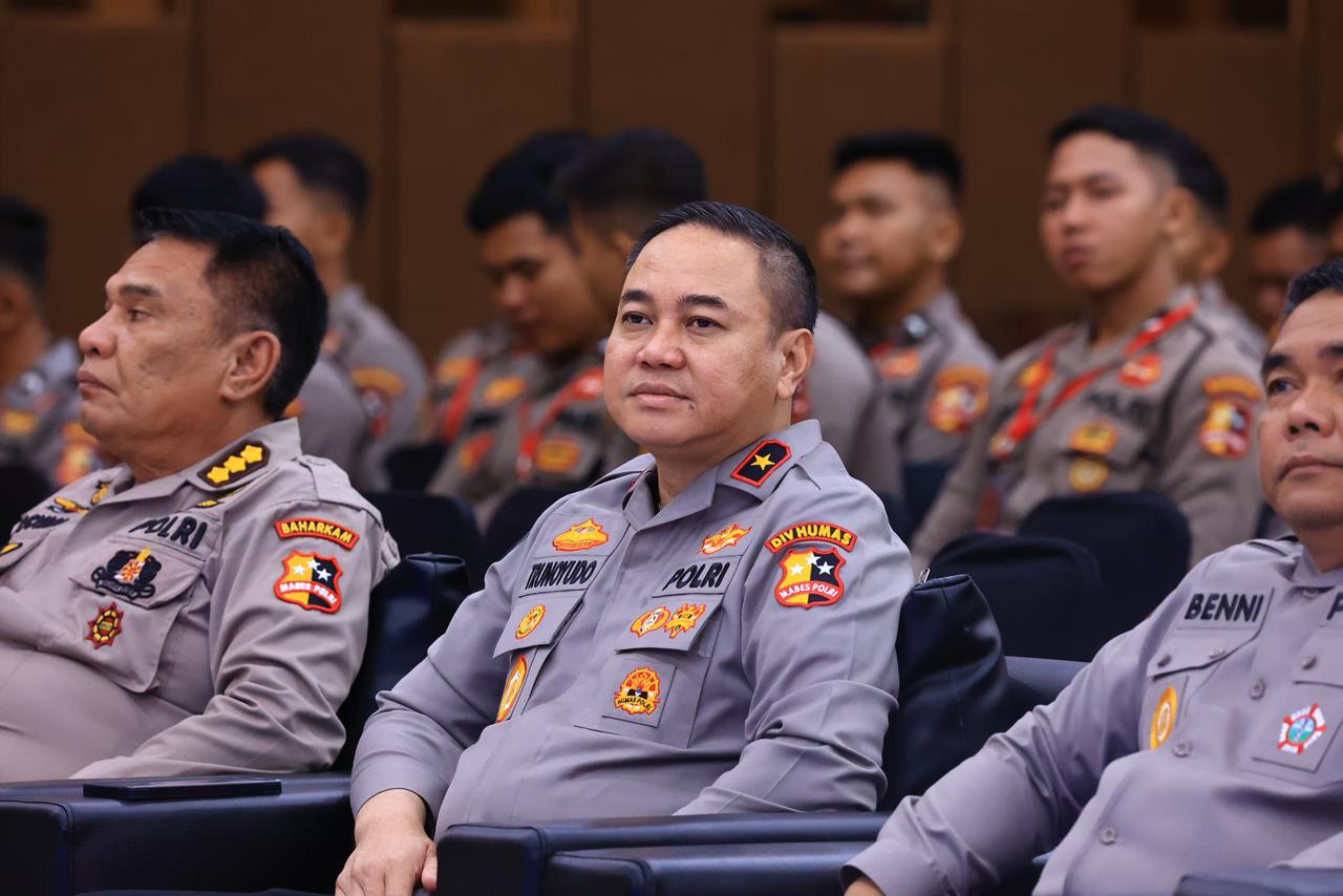 Pelayanan Polri Hadir Menjaga Keamanan, Kedamaian, dan Kekhidmatan Natal serta Tahun Baru, Melindungi Suasana Sosial-Spiritual Masyarakat