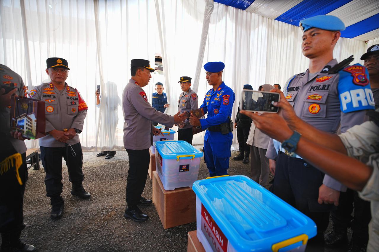 Wujud Empati, Kapolri Beri Bantuan kepada Anggota Polri Korban Bencana di Sumbar