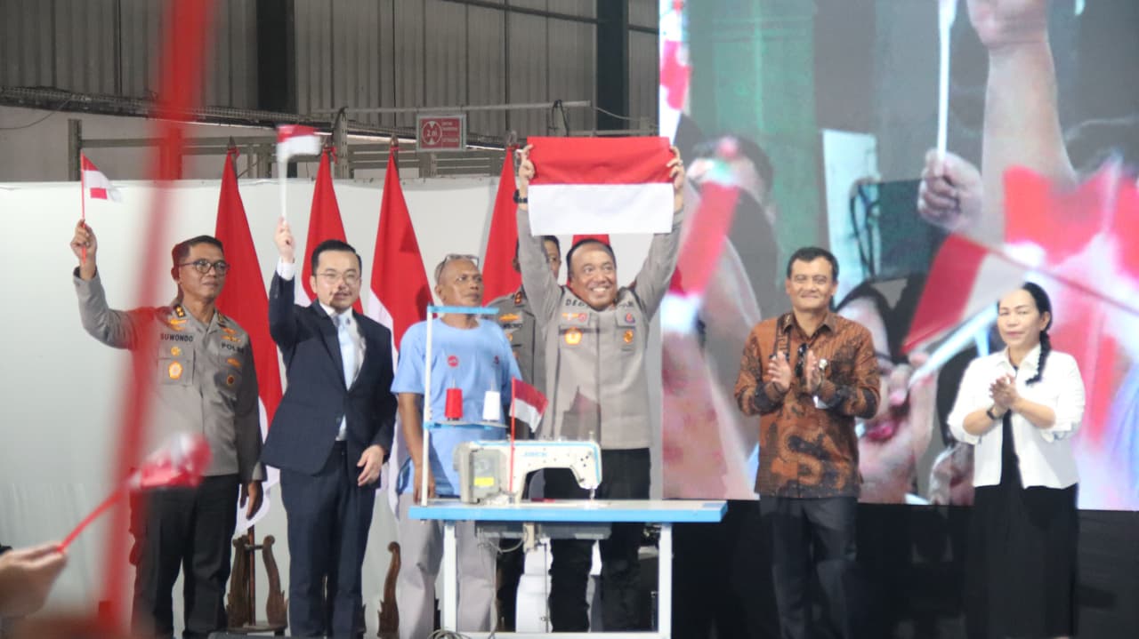 Wakapolri Bagikan Sembako ke Ribuan Buruh, Wujud Kepedulian Polri di Sektor Industri Dalam Negeri