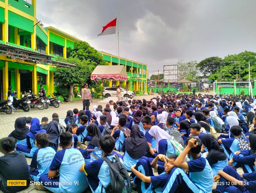 Polisi Hadir Di Sekolah, Bhabinkamtibmas Sampaikan Pesan Kamtibmas Jelang Liburan