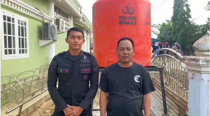 Polri Pasang Tandon Air Bersih di Desa Suka Mulya Aceh Tamiang Pascabencana
