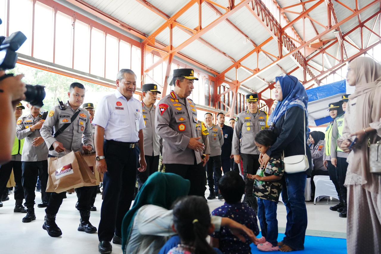 Kapolri Tinjau Kesiapan Pelayanan dan Pengamanan Nataru di Stasiun Tawang Semarang