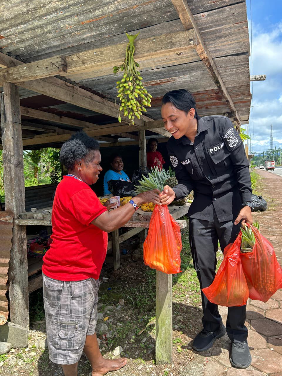 Aksi Nyata Satgas Ops Damai Cartenz Dukung Ekonomi Mama-Mama Papua Lewat Belanja Buah Lokal