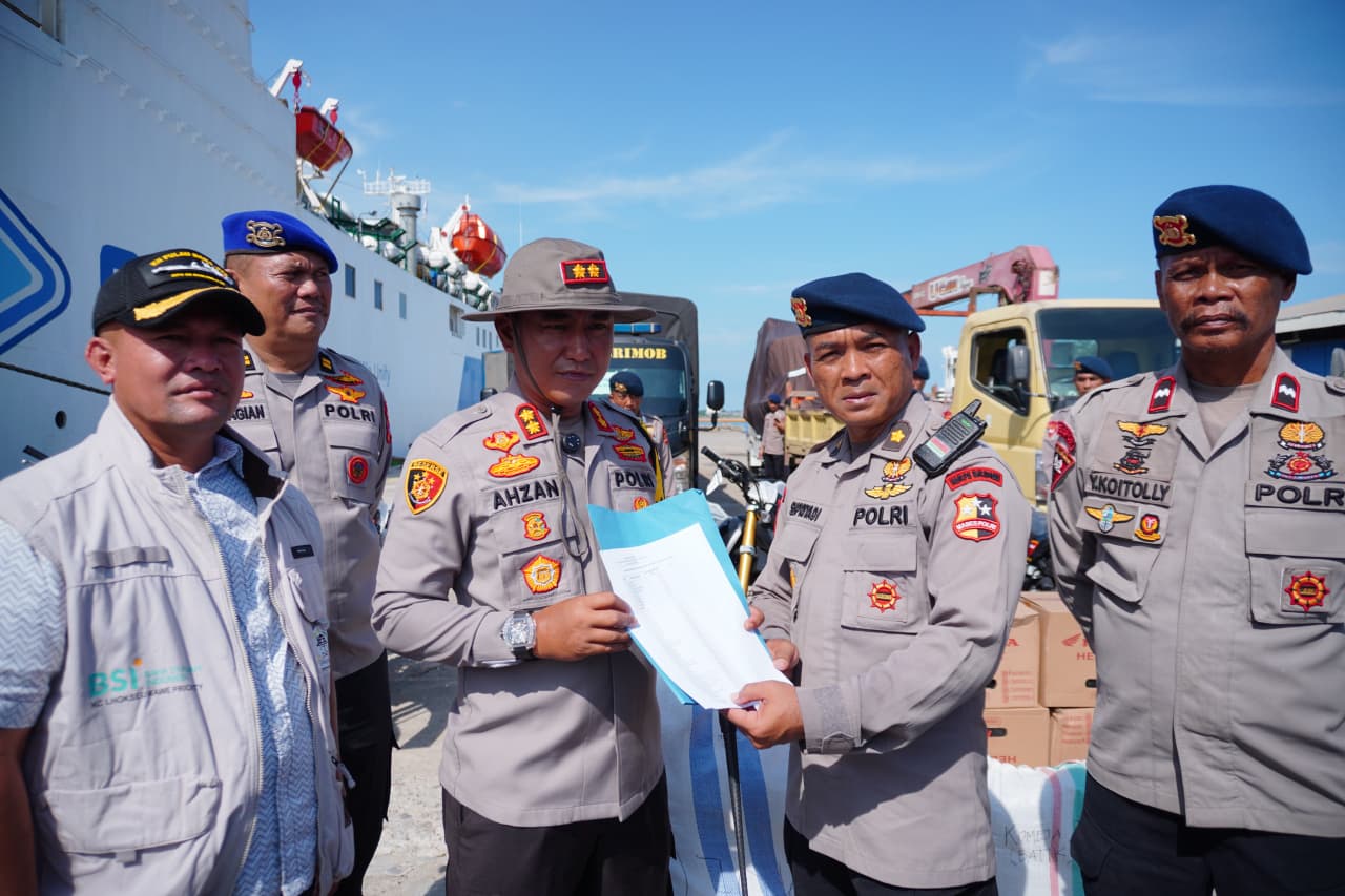 Kapal MV Egon Tiba di Pelabuhan Krueng Geukueh, Kapolres Lhokseumawe Terima Bantuan Polri