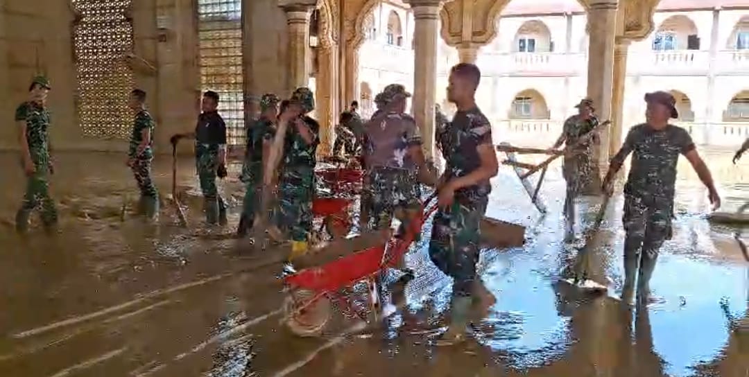 Masjid Kembali Bersih, Ibadah Kembali Khusyuk: Aksi Cepat Satgas Gulbencal Kodam IM di Aceh Tamiang