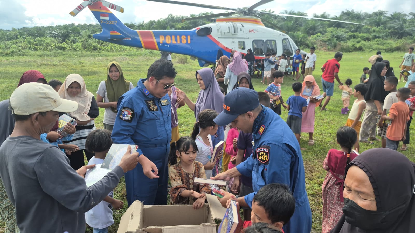 Pilot dan Kru Helikopter Salurkan Amanah Al-Qur’an untuk Anak-Anak Terdampak Banjir di Aceh Tamiang