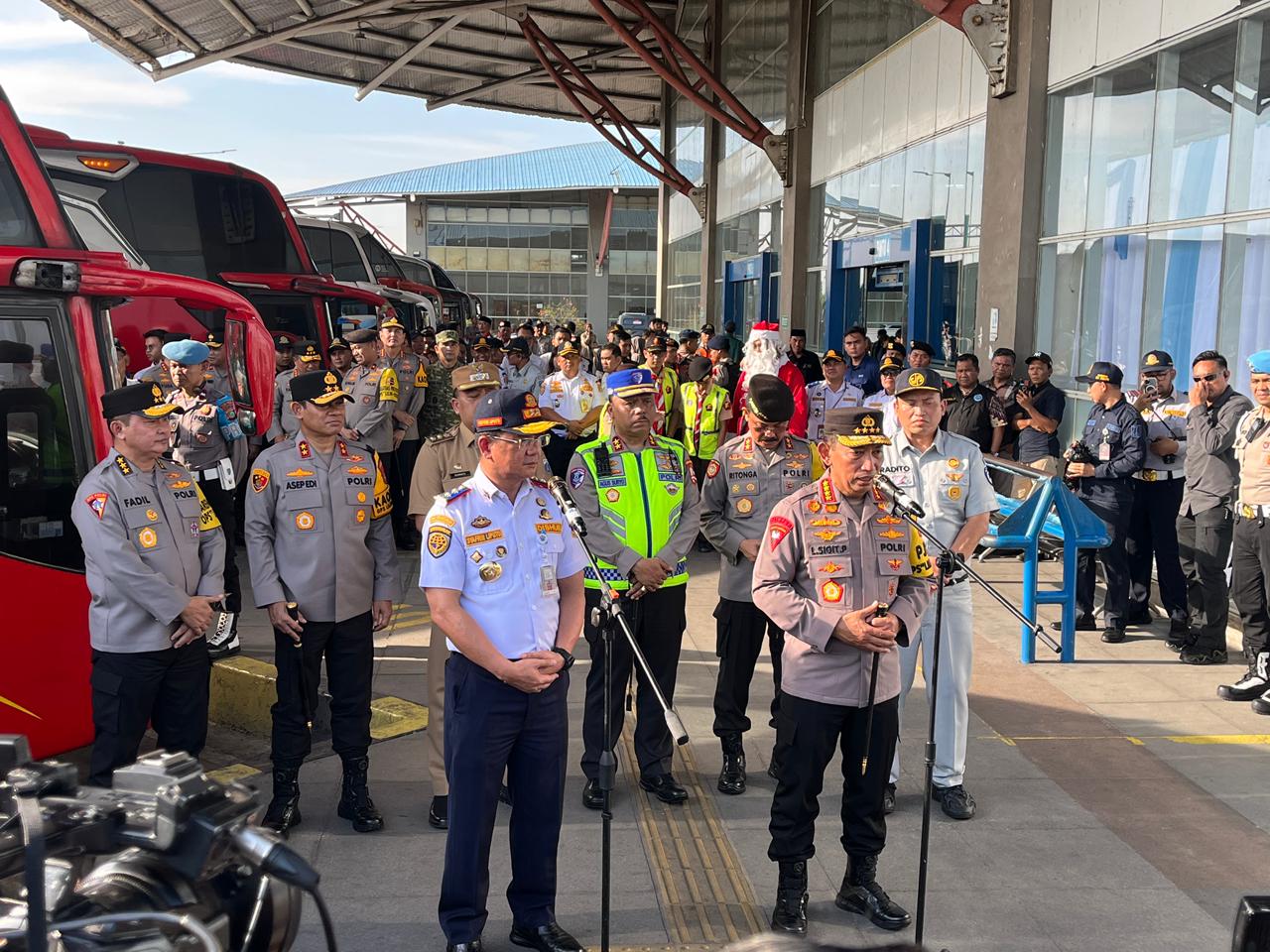 Kapolri Tinjau Stasiun Pasar Senen dan Terminal Pulogebang Antisipasi Mudik NATARU 2025