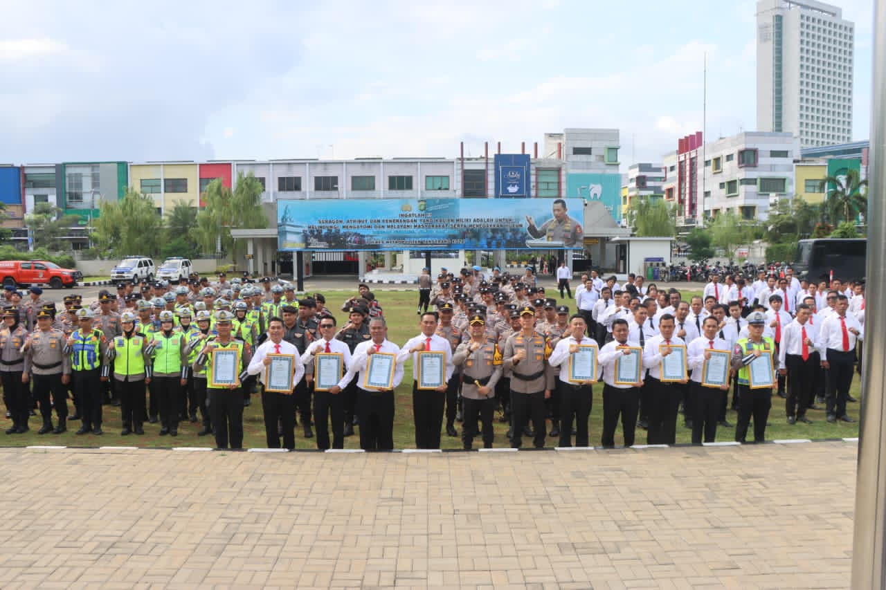Sepuluh Personel Terima Penghargaan pada Apel Jam Pimpinan Polres Metro Tangerang Kota