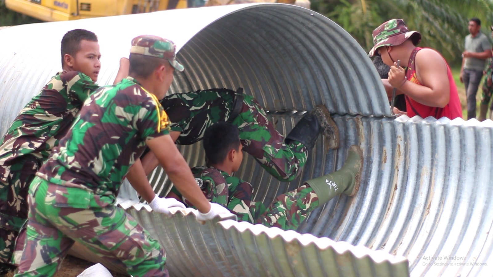Prajurit TNI AD Bangun Jembatan Armco, Akses Warga Leupon–Lhok Lemak Kembali Normal Pascabanjir