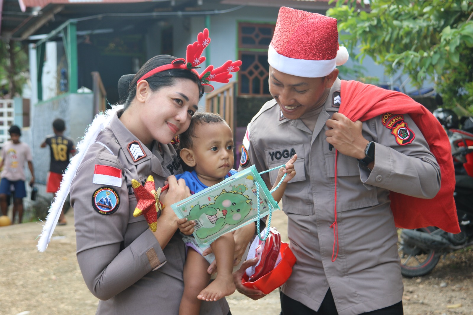 Satgas Humas Ops Damai Cartenz Bagikan Bingkisan Natal kepada Anak-anak di Jayapura