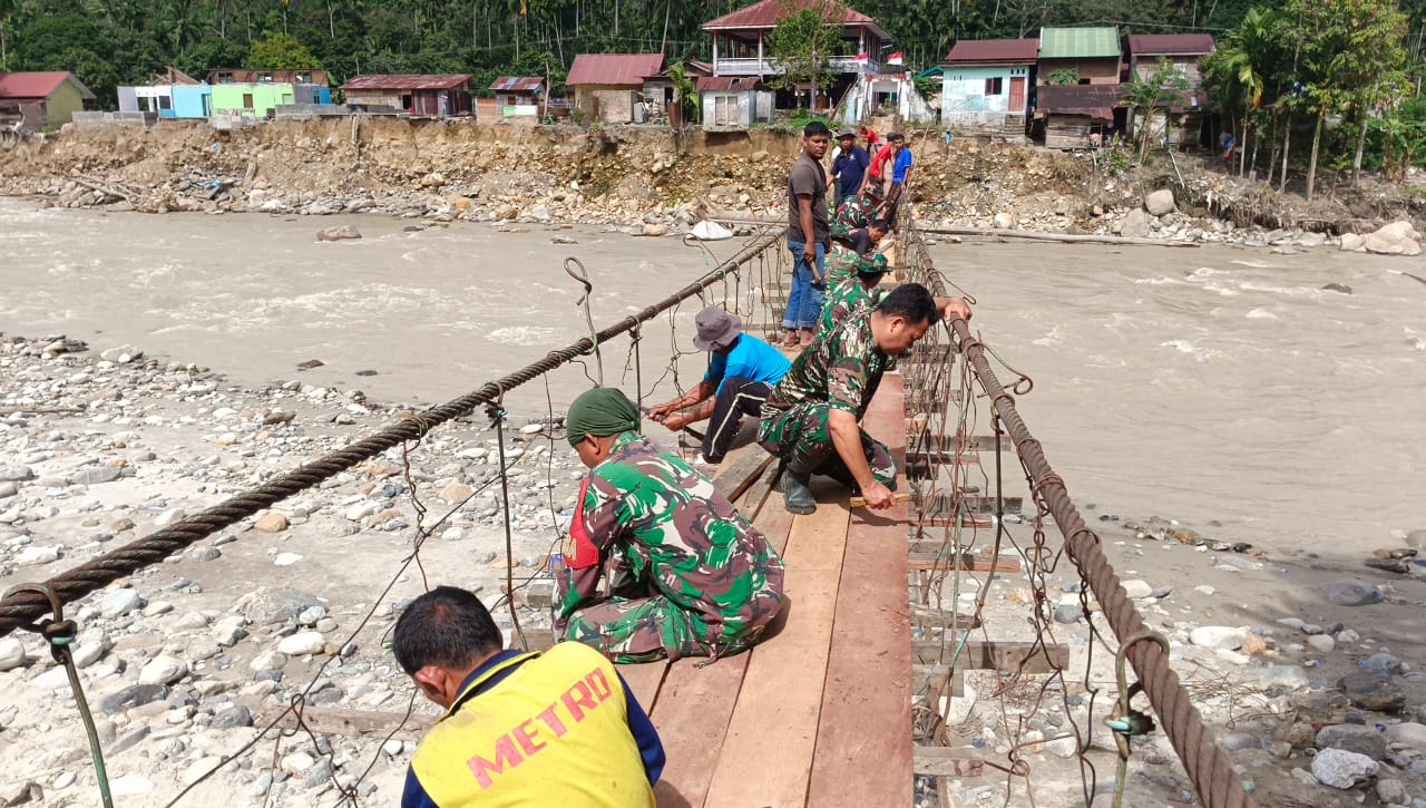 Rusak Akibat Banjir, Prajurit Kodam IM dan Warga Perbaiki Jembatan Gantung di Aceh Tenggara