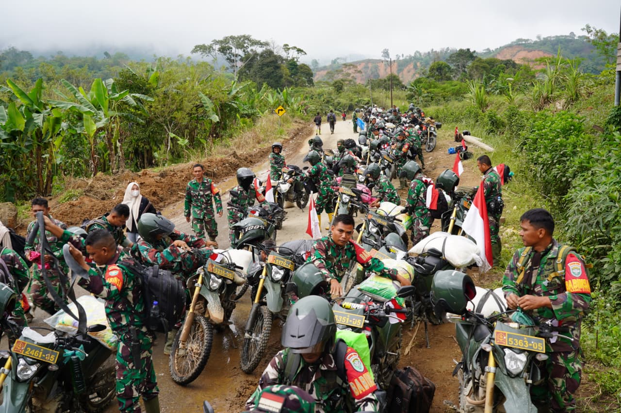Ratusan Motor Trail TNI Terobos Jalur KKA Antar 10 Ton Bantuan ke Bener Meriah dan Aceh Tengah