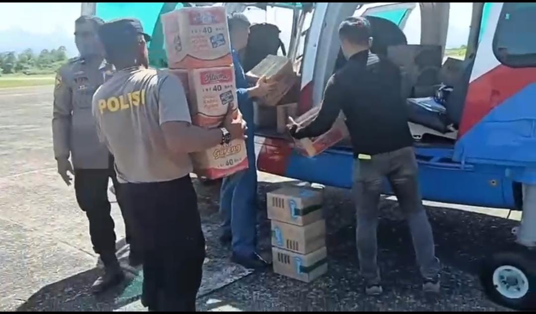 Polri Kirim Logistik Lewat Udara ke Palambayan, Dukung Penanggulangan Banjir Sumatera Barat