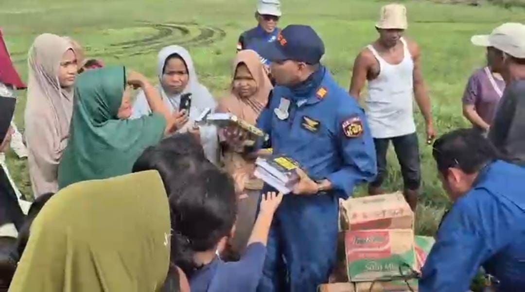 Aksi Kemanusiaan Pilot Helikopter Polri, Salurkan 145 Al-Qur’an untuk Anak-Anak Terdampak Banjir di Aceh Tamiang