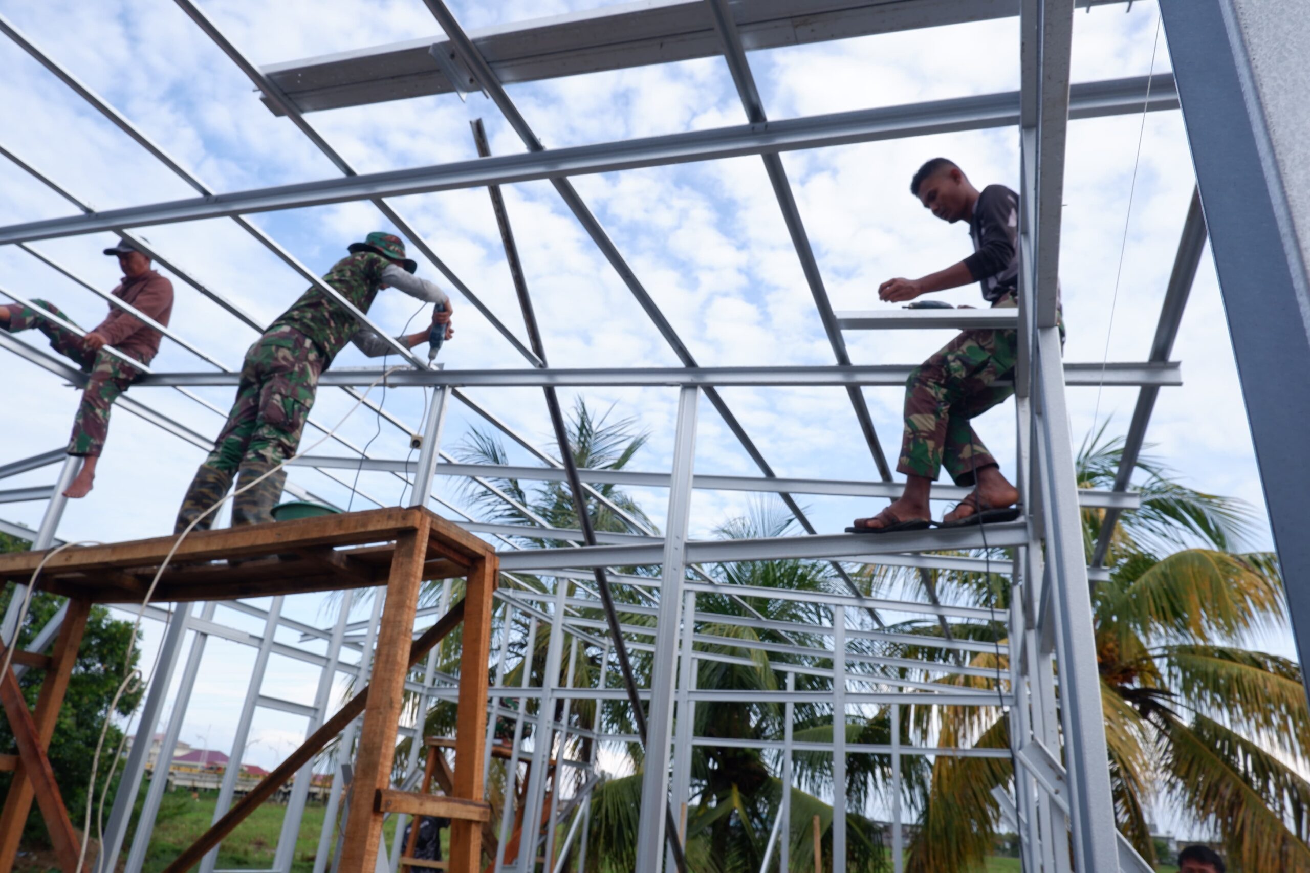 Satgas Gulbencal Kodam IM Bangun Huntara Korban Banjir di Pidie Jaya