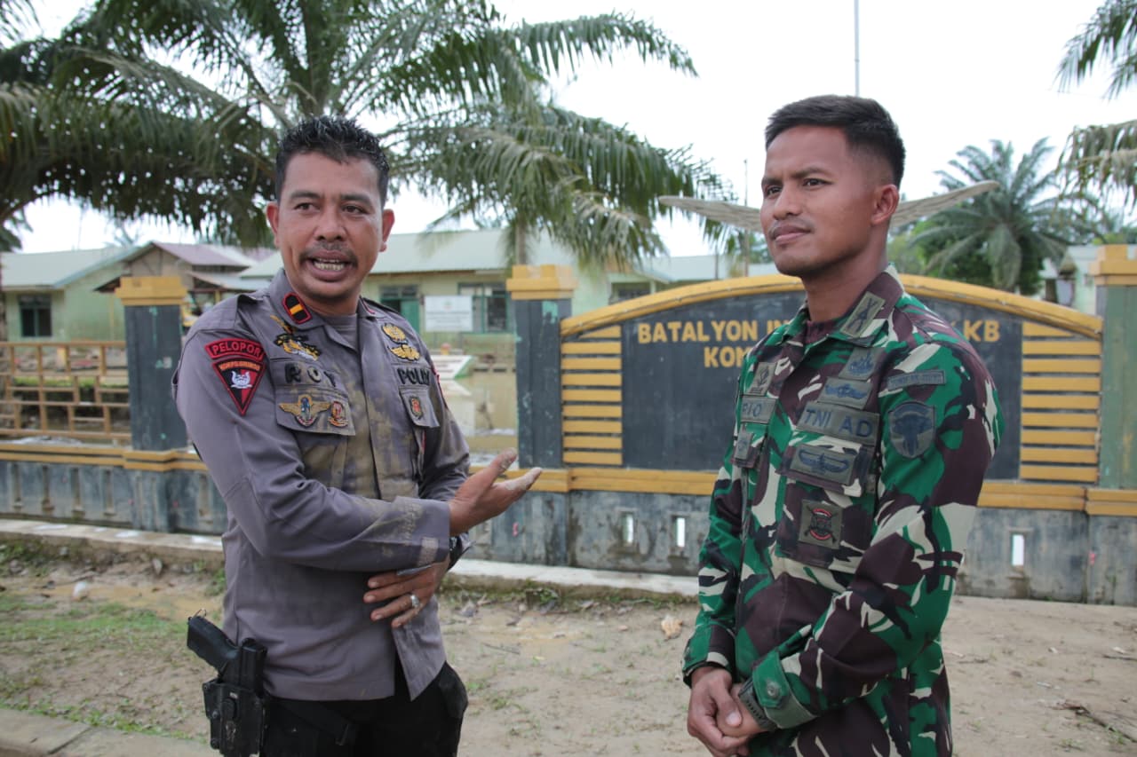 Polri Bantu Kuras Air Yang Merendam Kompi Senapan A Yonif 111 / Karma Bakti, Aceh Tamiang