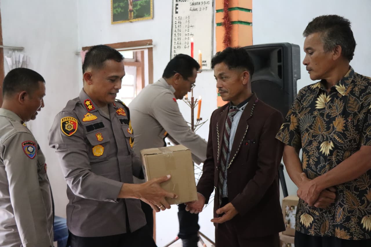 Polres Tapteng Rayakan Natal 2025 Bersama Pengungsi Korban Bencana di GOR Pandan