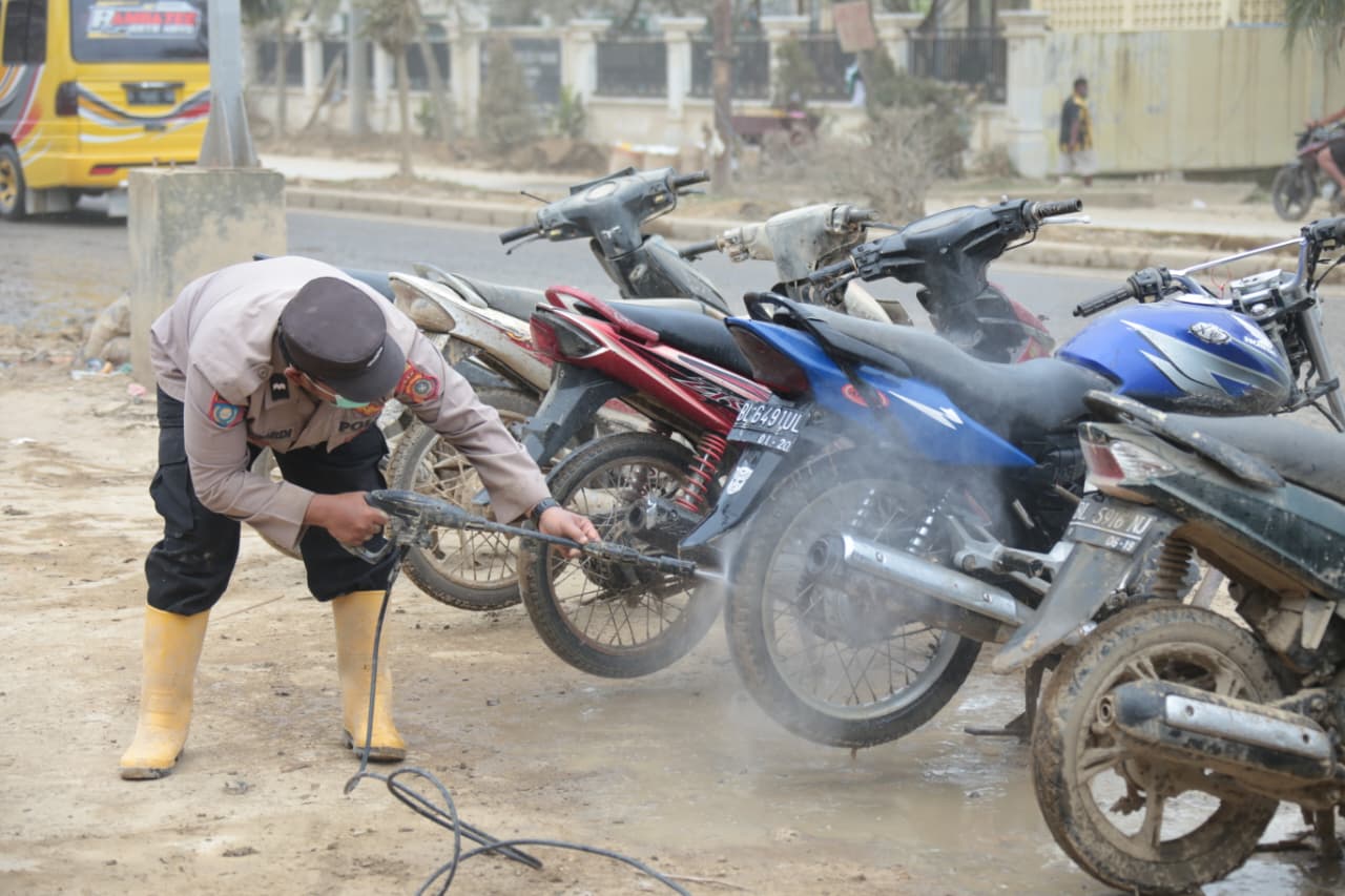 Polri Hadir di Tengah Bencana, Tim SAR Pasukan Pelopor Bantu Warga Terdampak Banjir