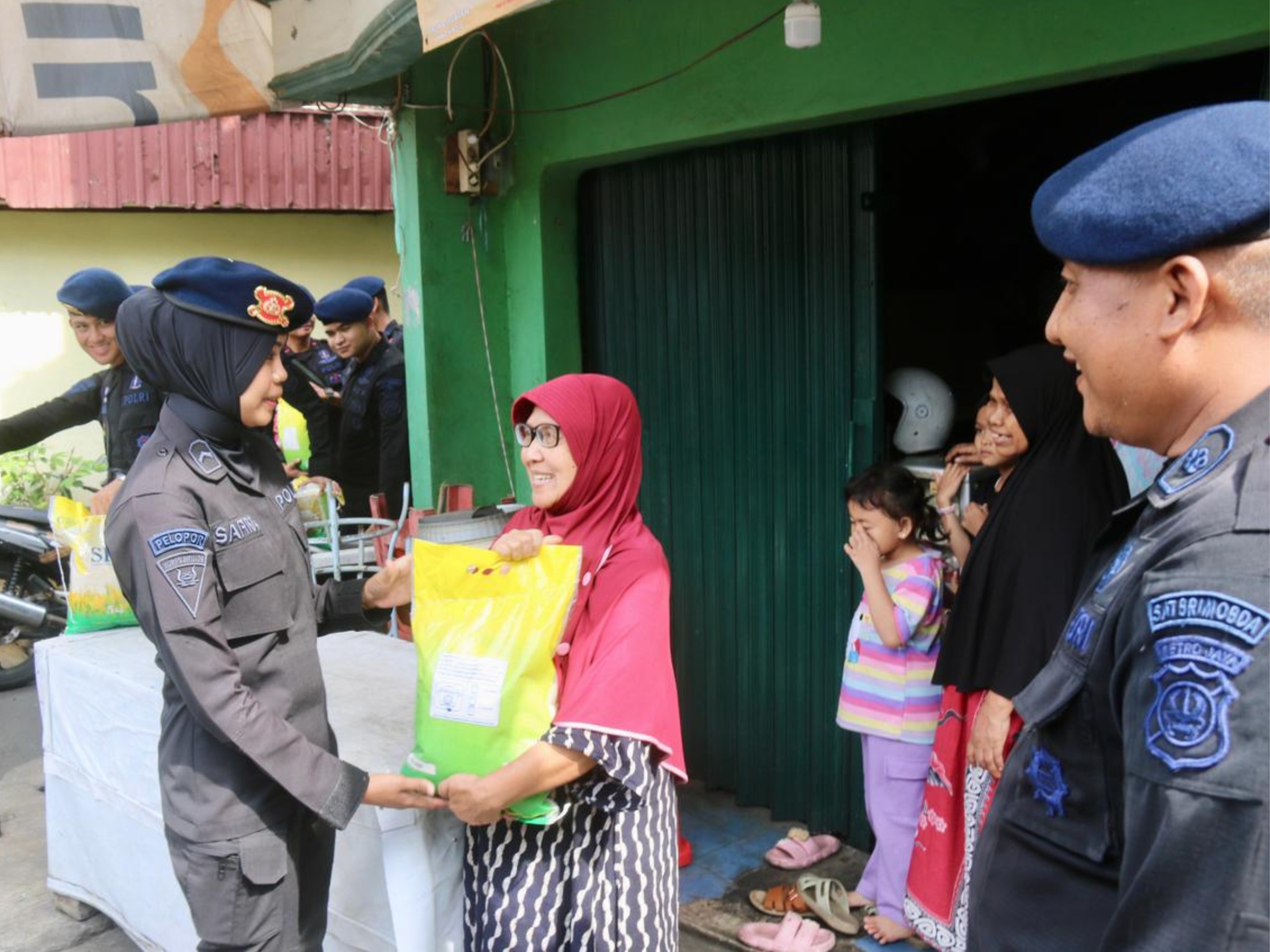 Brimob Polda Metro Jaya Salurkan Bakti Sosial untuk Warga Kebon Sirih
